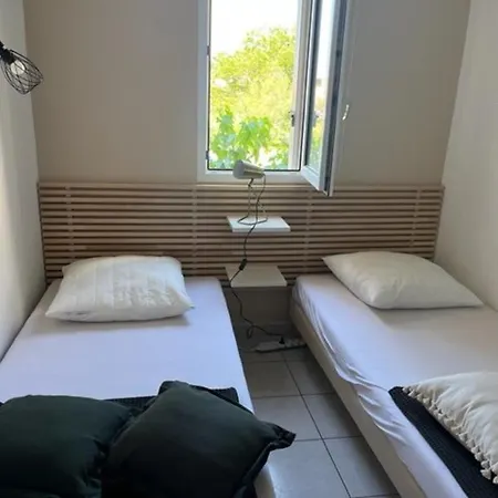 Bel T2 Refait A Neuf, Avec Parking Et Piscine, Proche Mer Et Commerces - Fr-1-749-54 * Agde